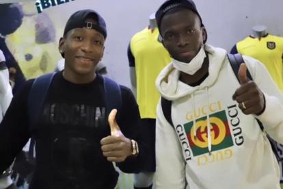 Pervis Estupiñán y Enner Valencia, seleccionados ecuatorianos, a su llegada a la concentración  tricolor.