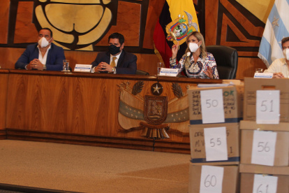 La prefecta Susana González en compañía de sus directores y del alcalde Dalton Narváez.