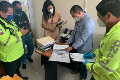 El 2 de octubre, el fiscal César Suárez junto con agentes de la policía ingresaron al hospital Abel Gilbert Pontón para revisar y fijar documentación emitida por empresas para la compra de insumos médicos por medio de una subasta inversa. Se investiga presunto peculado.