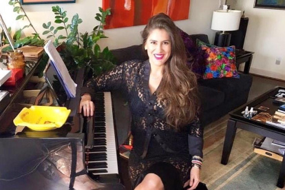 La asambleísta conmemora sus 20 años como Reina de Guayaquil.