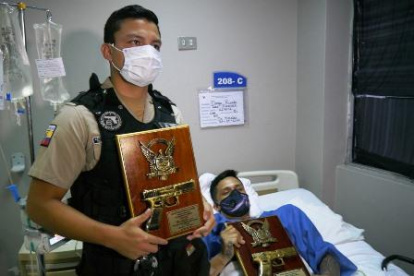 El subteniente Klever Enríquez Zurita y Segundo Loza Jiménez, reciben un reconocimiento por salvar a una mujer en un asalto y balacera en la Garzota.