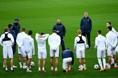 Ukraine"s head coach Andrii Shevchenko (C) speaks to his players during a training session at the Stade de France stadium, in Saint-Denis, north of Paris, on October 6, 2020 on the eve of the friendy football match between France and Ukraine.  / AFP / FRANCK FIFE

 FBL-FRA-FRIENDLY-UKR-TRAINING