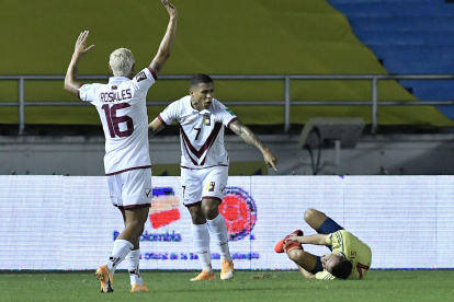 Tan grave e impactante fue la lesión de Santiago Arias, que los venezolanos fueron los primeros en pedir de forma desesperada asistencia médica para su colega.