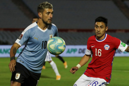 Giorgian De Arrascaeta (i) no estará en el partido ante Ecuador.