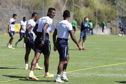 La selección ecuatoriana prepara cambios para medir a Uruguay.