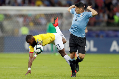 Ecuador y Uruguay durante un partido por Copa América 2019, uno de los últimos duelos disputados entre ambos. Este martes 13 de octubre las dos selecciones nacionales vuelven a rivalizar.