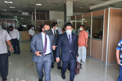 Juan Carlos Salazar (d) es el abogado del expresidente del IESS, Paúl Granda.