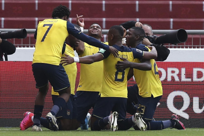 El festejo de toda la plantilla de Ecuador en el Rodrigo Paz Delgado