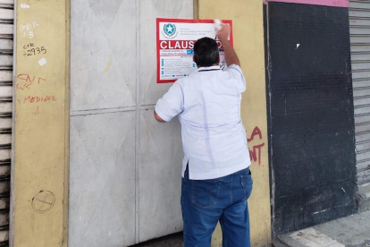 Una foto referencial de las clausuras que realiza el Municipio de Guayaquil.