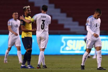 Christian Noboa conversa con Diego Godín después del partido que Ecuador ganó a Uruguay por 4-2 por las eliminatorias