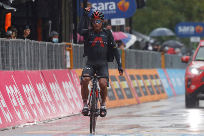 Gloria. El ciclista tricolor cruzando la meta de la etapa 12 del Giro de Italia
