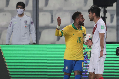 Neymar le reclama a Carlos Zambrano por golpear a Richarlison en el duelo de eliminatorias.