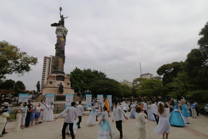 Foto referencial.- Actividad cultural por el Bicentenario de la Independencia de Guayaquil, en el parque Centenario.