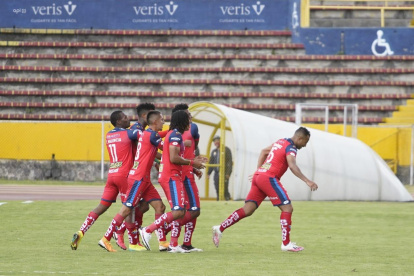El volante militar, Pedro Quiñónez (d), marcó el primer gol contra el Ponchito.