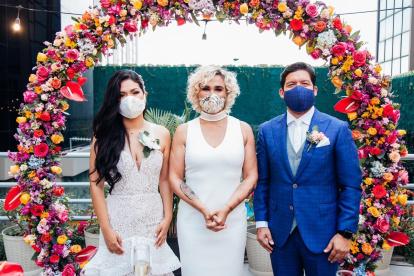 La pareja junto a la funcionaria pública.