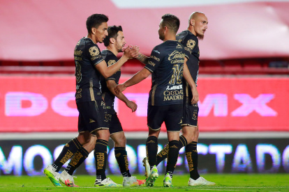 El jugador ecuatoriano (i) viene siendo figura del León desde que se retomó la Liga Mx. Es el goleador.