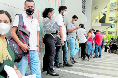En la Caja del Seguro Social ciudadanos hacen largas filas para ser atendidos.
