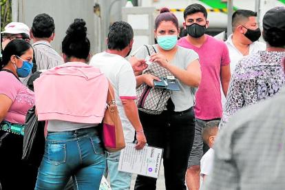 Corrupción. El tramitador en medio de los usuarios recibe el pago por agilizar la entrega de un documento.