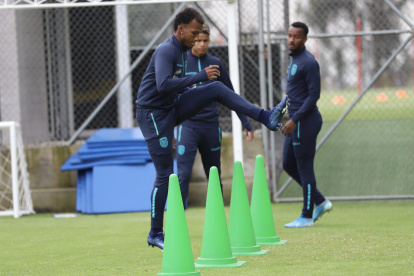 El defensa Darío Aimar trabaja durante el microciclo de este martes 27 de octubre en la Casa de la Selección