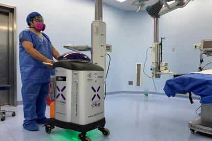 Uno de los robots que va a desinfectar el hospital de los Ceibos.