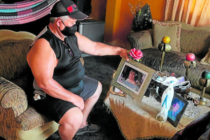 La flor. Mirtiles Mendieta le pone una rosa a la foto de su esposa, Dalila Bernabé, quien falleció hace seis años.