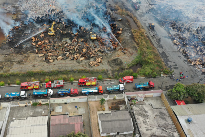 En el incendio. Se necesitó de decenas de tanqueros que abastezcan a los carros de bomberos que participaron de la tarea de controlar el fuego.