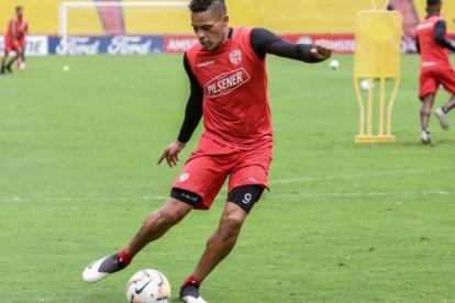 El contrato de Álvez con Barcelona termina el próximo mes.