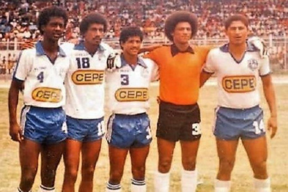 Duval Altafuya (d) fue un destacado zaguero central. Aquí en una foto cuando militaba en Esmeraldas Petrolero.