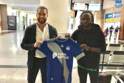 El nuevo atacante del Bombillo, Lass Bangoura (d), llegó el pasado sábado a Guayaquil.