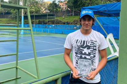 Participación. Álvaro con la placa de vicecampeón en el singles de Santa Tecla.