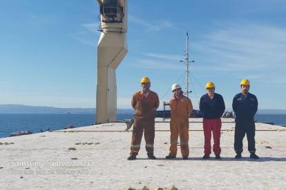 Uno de los tripulantes toma foto a sus cuatro compañeros con quien está en un barco que no puede zarpar de Chile y piden ayuda para regresar a Ecuador.