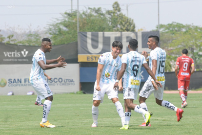 Fernando Gaibor (c) celebra su tanto ante el Ponchito en el estadio Christian Benítez.