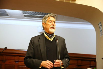 Francisco Sagasti, nuevo presidente de Perú, elegido por el Congreso con más de 60 votas y en medio de un país convulsionado.