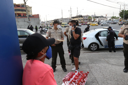 Vigilancia. Por más de dos horas, la Francisco de Orellana estuvo llena de agentes del área judicial, de prevención, investigación...  Los semáforos e intersección fueron los sitios donde más control se hizo.