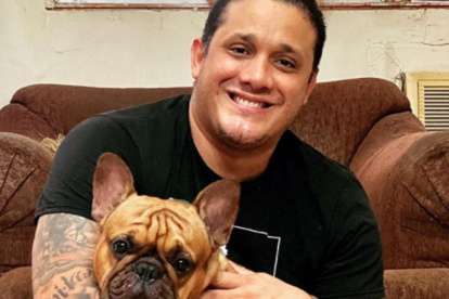 Carlos José con su perro.