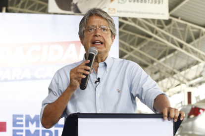 El candidato presidencial presentó su plan de Gobierno en una concesionaria de autos.