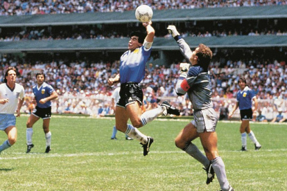 Diego Armando Maradona firmó su gol más controversial en la semifinal del Mundial 86 contra Inglaterra.