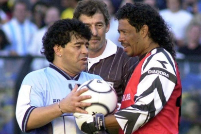 El astro argentino junto al portero colombiano en uno de los encuentros conmemorativos.