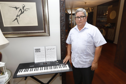 El pianista a domicilio Juan Jimenez, de 61 años de edad.