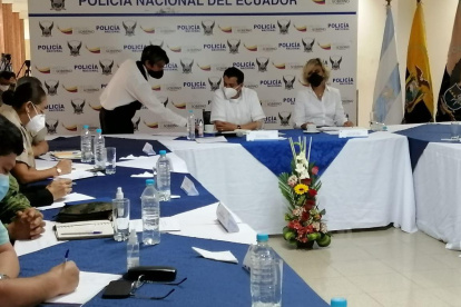 En estos momentos, la alcaldesa de Guayaquil mantiene una reunión con la cúpula policial, en la ciudad.