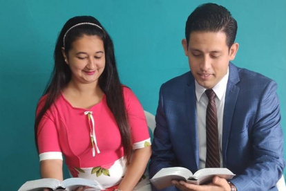 Los esposos Yessica y Ángel Rico en la asamblea de circuito virtual de los testigos de Jehová, que se dio para el sur de Guayaquil.