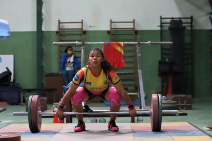 Bella Paredes, campeona olímpica de menores 2018, pasó ahora de la división 76 kg a la de 81 y aún así obtuvo 1 oro.