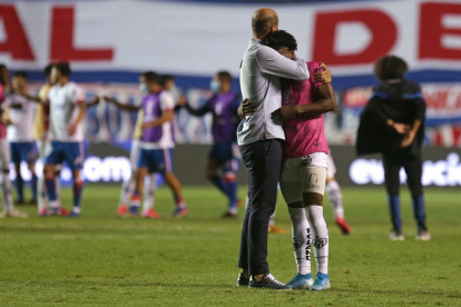 Miguel Ángel Ramírez consuelo al defensa Ángelo Preciado después de la eliminación en Copa Libertadores