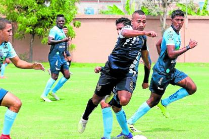Juan Carlos León (c), volante de CTE, es una de las figuras del equipo que participa en la Amateur League UCSG. Representó en su momento al Venecia de Babahoyo.