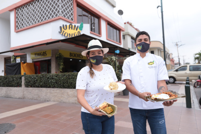 Los hermanos Tonga en las afueras de su restaurantes.