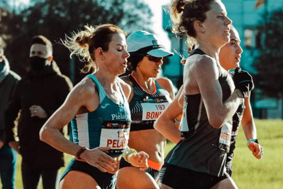 Bonilla (con gorra) hizo en Valencia 2:28:24, récord nacional, la segunda mejor marca histórica en el país y la tercera mejor sudamericana.