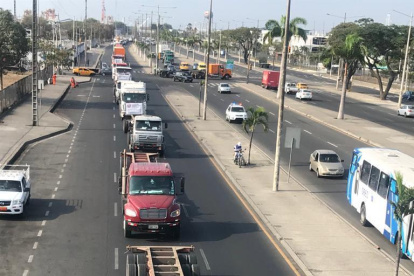 Protesta. Desfile de transportes pesados en la avenida 25 de Julio.