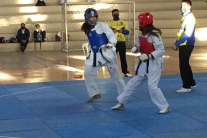 Combate.  La deportista Mell Mina (i), de Guayas, venció a su contrincante de Pichincha, ganando medalla de oro para su provincia.