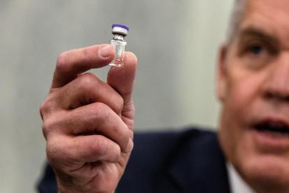 Washington (United States), 10/12/2020.- Wesley Wheeler, President of Global Healthcare at United Parcel Service (UPS), holds up a sample of the vial that will be used to transport the Pfizer COVID-19 vaccine as he testifies during a Senate Commerce, Science, and Transportation Subcommittee hearing on the logistics of transporting a COVID-19 vaccine in Washington, DC, USA, 10 December 2020. An FDA advisory panel is meeting to decide whether to recommend the agency authorize Pfizer"s coronavirus vaccine. Once a vaccine is approved the next hurdle is making sure the vaccine gets to where it is most needed. (Estados Unidos) EFE/EPA/SAMUEL CORUM / POOL