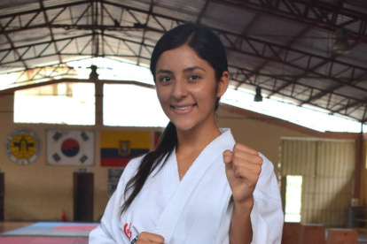 Entrega. Mikaela Enríquez, karateca de 18 años, entrena con la finalidad de superarse.